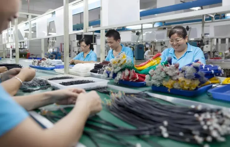 Muncitori asiatici în fabricile din România – eficiență și seriozitate Despre muncitorii asiatici: Muncitori nepalezi, sri lankezi, indieni și din alte țări asiatice lucrând într-o fabrică din România – soluția eficientă pentru deficitul de forță de muncă.